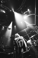 勢喜遊（Dr, Sampler）（撮影：川上智之）