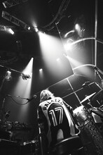 勢喜遊（Dr, Sampler）（撮影：川上智之）