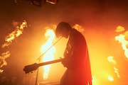 人気画像4位は「『やっとKing Gnuになれた』King Gnuが初東京ドーム公演で見せたロックバンドとしての貫禄」より、常田大希(Vo, G)(撮影:川上智之)