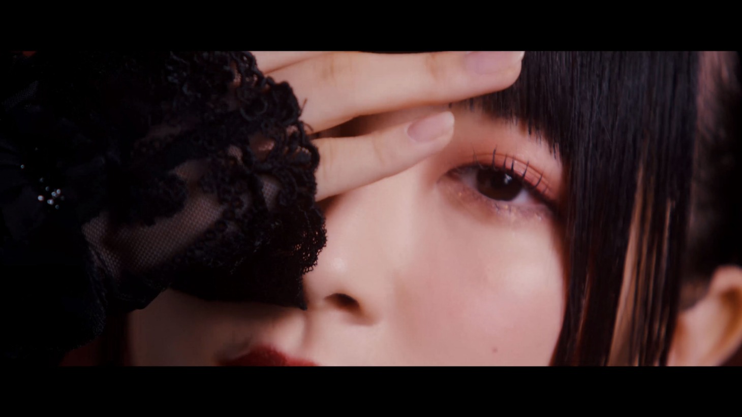≠ME「桃色デイブレイク」ミュージックビデオより。(c)YOANI/KING RECORDS