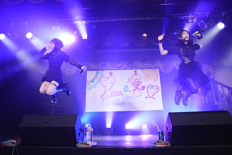 左から内藤るな、高井千帆。（撮影：塩崎亨）