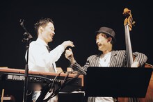 左からTENDRE、河原秀夫氏。