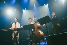 左からTENDRE、河原秀夫氏、河原厚子氏。