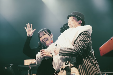 抱き合うTENDRE、河原秀夫氏、河原厚子氏。