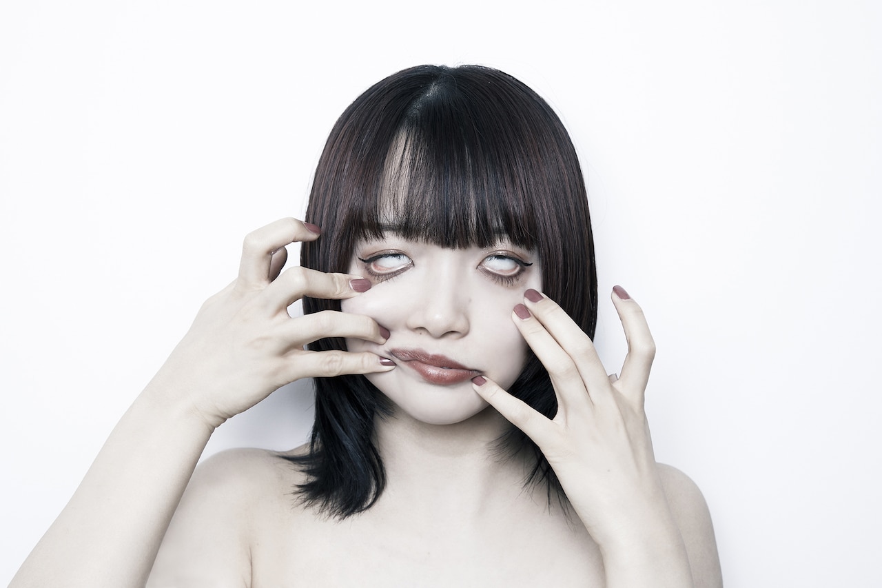 BiS新メンバー・ヒューガー、ついに加工なし素顔写真公開も白目