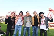 go!go!vanillasと都築拓紀（四千頭身）。