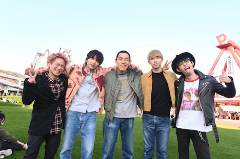 go!go!vanillasと都築拓紀（四千頭身）。