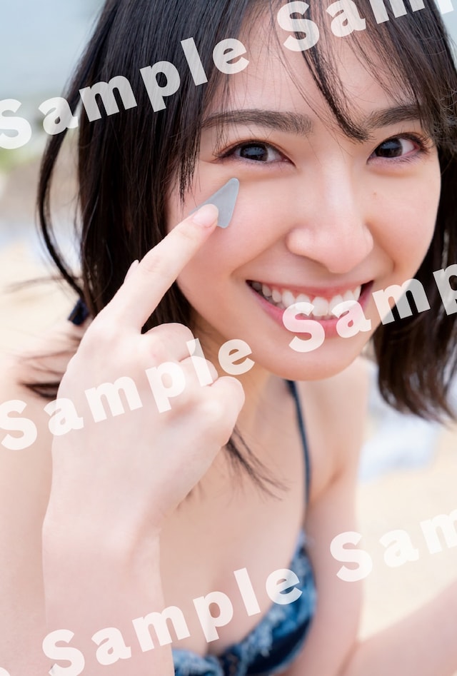 金村美玖（日向坂46）1st写真集「羅針盤」より、鹿児島・ヨロン島で撮影された1枚。（撮影：佐藤佑一）