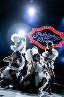 5人になった新生フィロソフィーのダンス。（photo by SHOKO ISHIZAKI［THINGS.］）