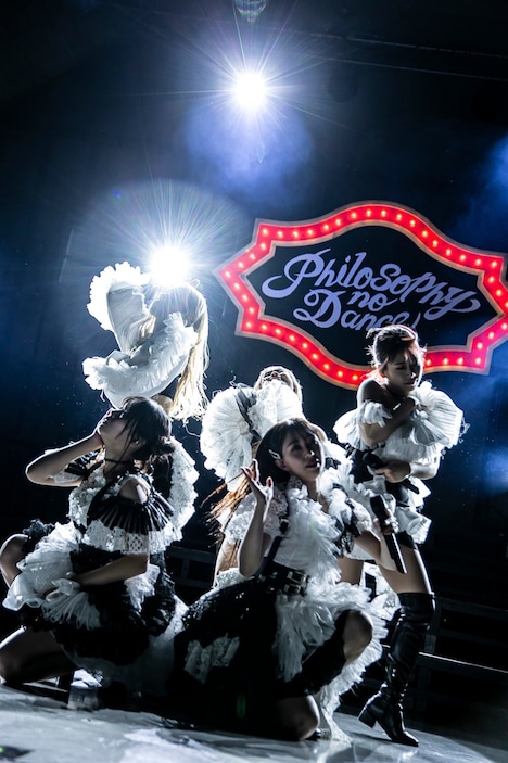 5人になった新生フィロソフィーのダンス。（photo by SHOKO ISHIZAKI［THINGS.］）