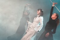 ソロでパフォーマンスする麦田ひかる。（撮影：真島洸）