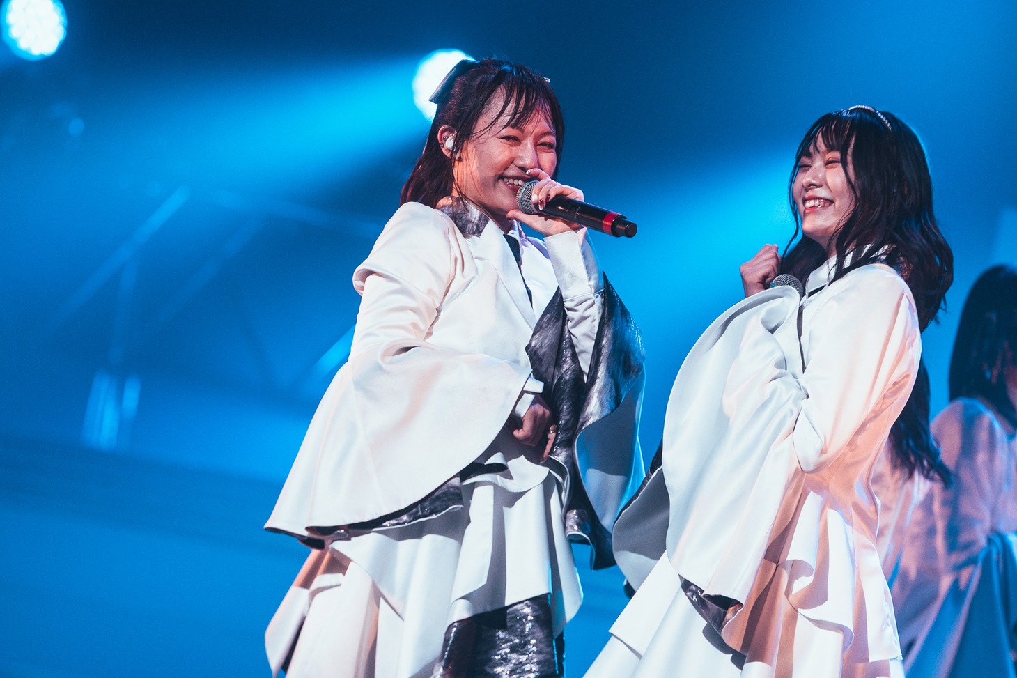 左から三浦菜々子、浜辺ゆりな。（撮影：真島洸）
