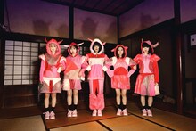 BiS。脱退メンバーは左から2番目のネオ・トゥリーズ、右端のイトー・ムセンシティ部。