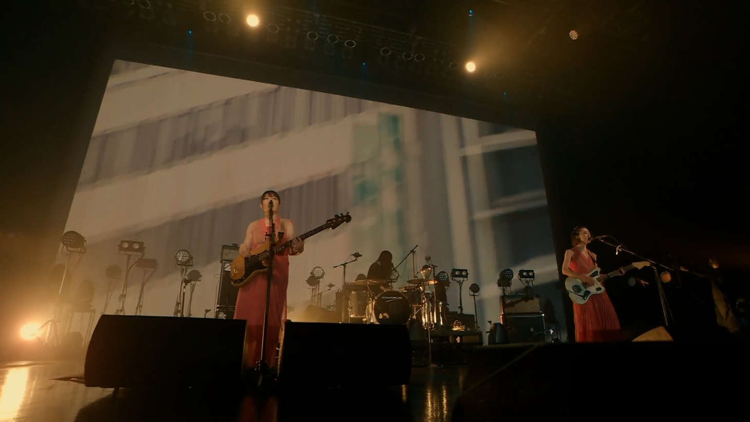 羊文学「キャロル」ライブ映像より。