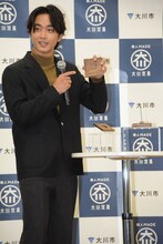 「KaguKagu」について説明する佐藤寛太。