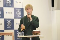「王の戯れ」を実演してみせる藤原樹。