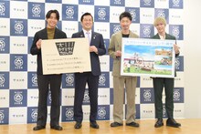 左から佐藤寛太、EXILE MAKIDAI、大川市の倉重良一市長、藤原樹。