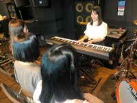 ボイストレーナーとして生徒に指導する遠藤舞。