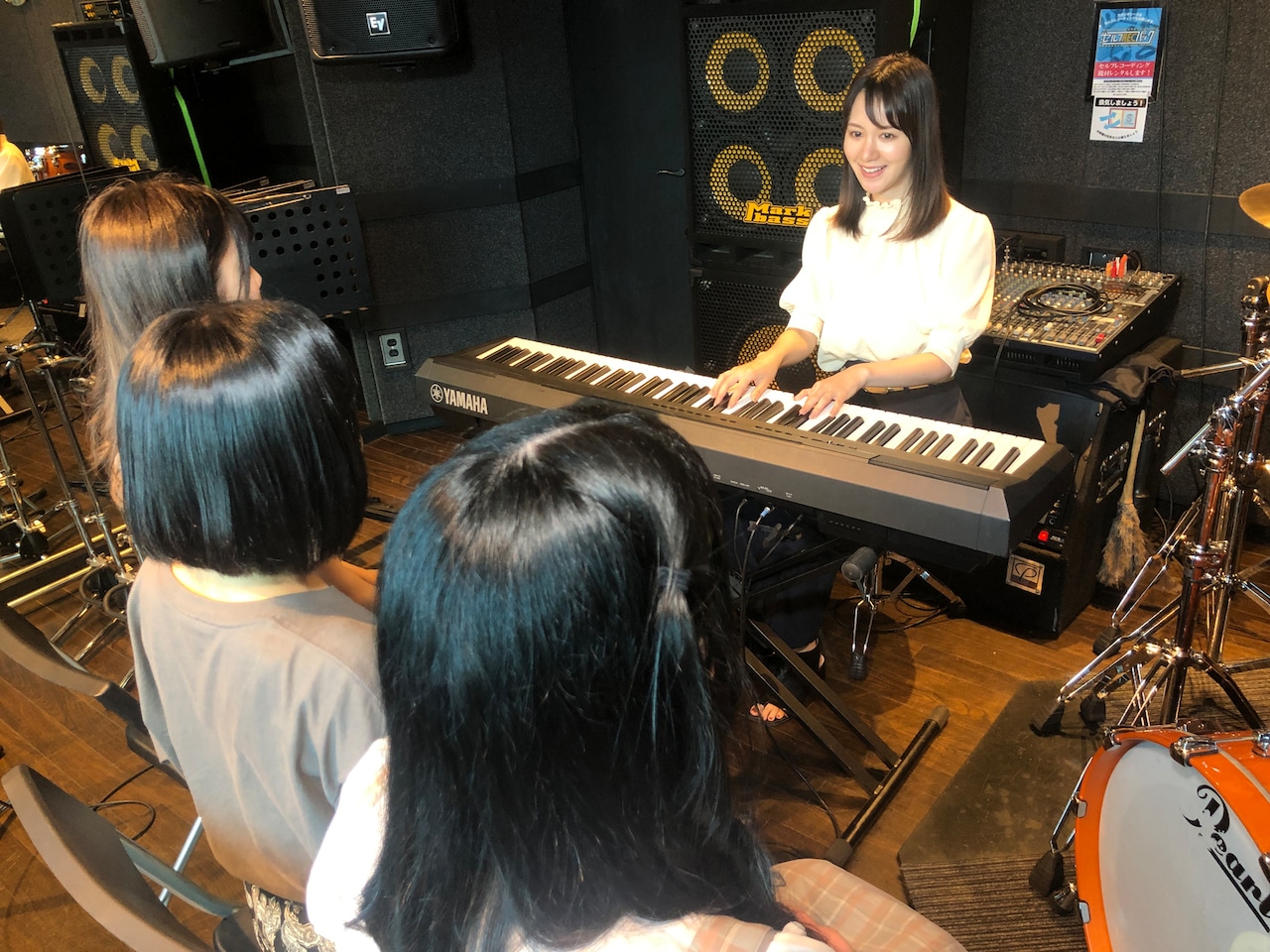 ボイストレーナーとして生徒に指導する遠藤舞。