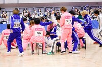 「ヒップを押し込め！ イスとりゲーム」の様子。