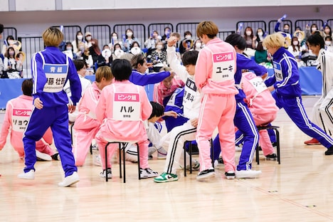 「ヒップを押し込め！ イスとりゲーム」の様子。