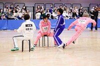 「ヒップを押し込め！ イスとりゲーム」の様子。