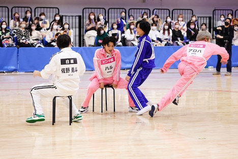 「ヒップを押し込め！ イスとりゲーム」の様子。