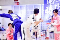 「ヒップ相撲選手権」で圧倒的な強さを見せた佐野勇斗（M!LK / 中央）。