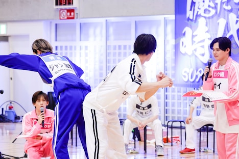 「ヒップ相撲選手権」で圧倒的な強さを見せた佐野勇斗（M!LK / 中央）。