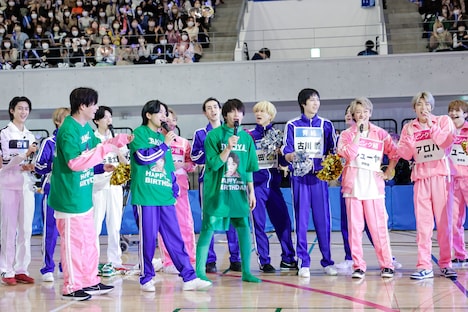 タクヤを祝福するEBiDANメンバー。