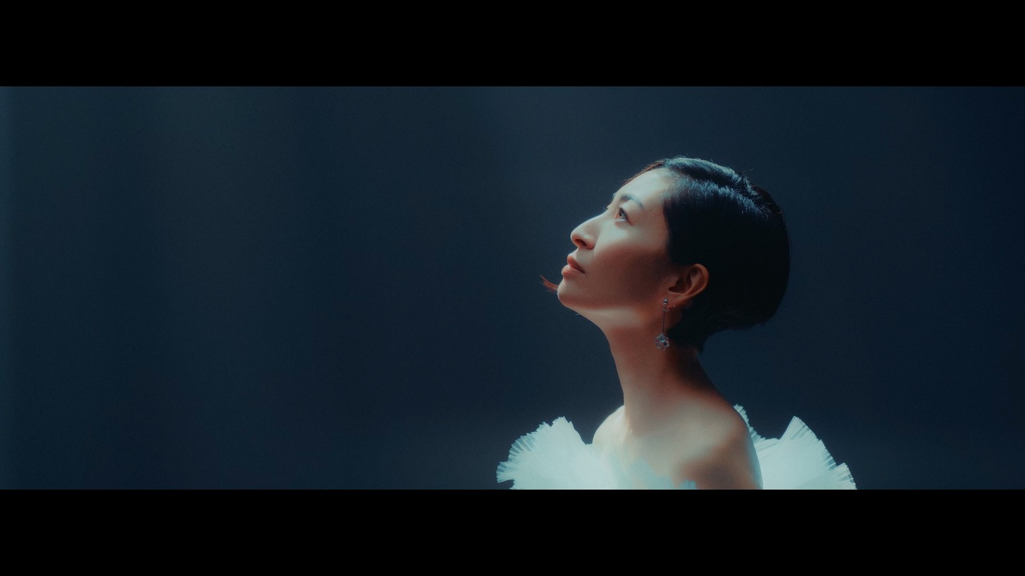坂本真綾「まだ遠くにいる」ミュージックビデオショートバージョンのサムネイル。