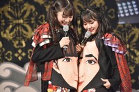 衣装の顔と顔をキスさせる律月ひかる（左）と北美梨寧（右）。