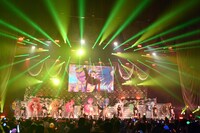 “ダンサリーナ”とともにパフォーマンスするいぎなり東北産。