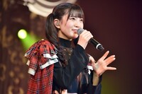 挨拶する律月ひかる。