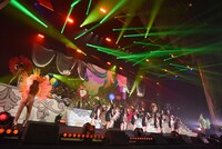 “ダンサリーナ”とともにパフォーマンスするいぎなり東北産。