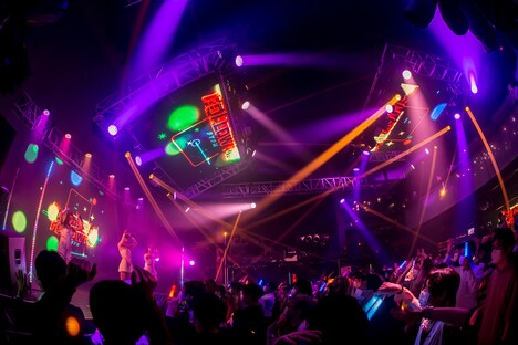 「SANDAL TELEPHONE LIVE2022 "REFLEX" CLUB SET」の様子。（Photo by TAKASHI KONUMA）