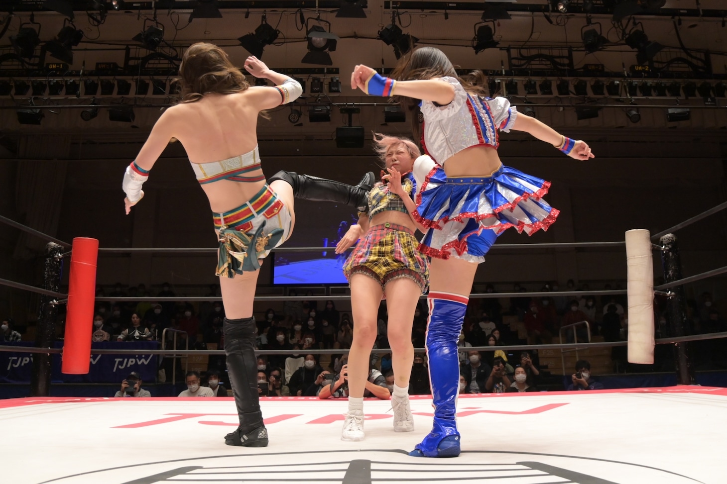赤井沙希＆荒井優希の3度目の防衛戦より。(c)東京女子プロレス