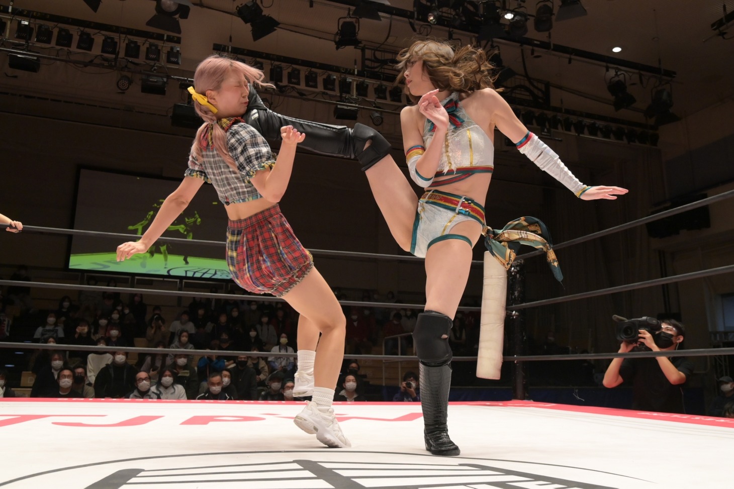 赤井沙希＆荒井優希の3度目の防衛戦より。(c)東京女子プロレス