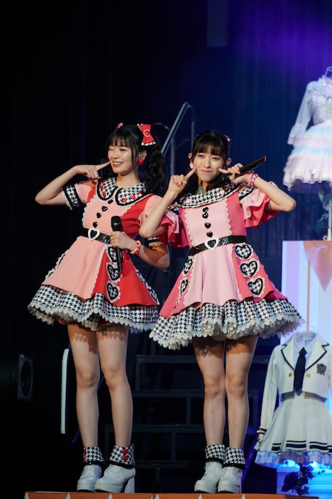 左から坂井仁香、小泉遥香。（提供：エイベックス）