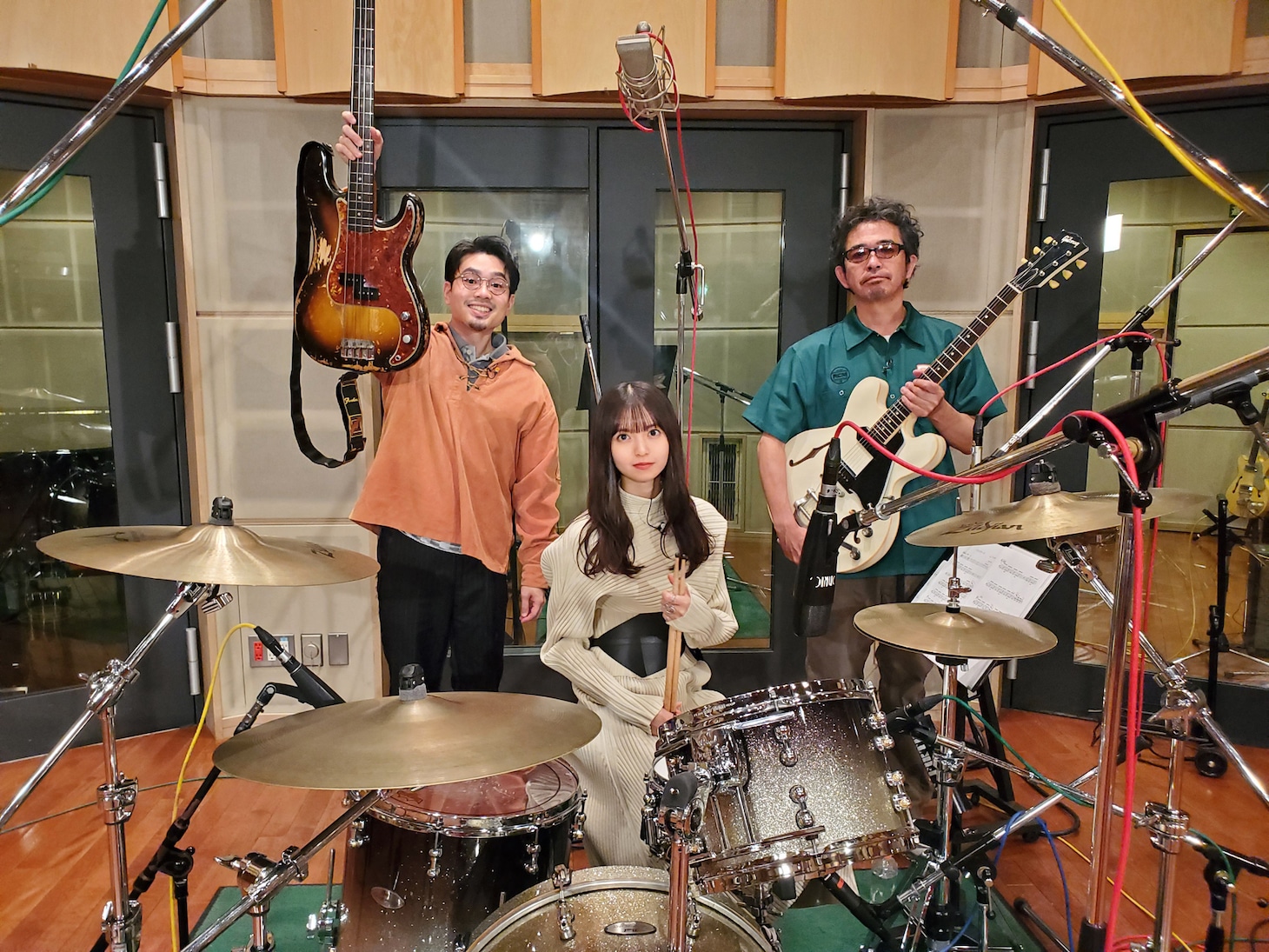 左からハマ・オカモト（OKAMOTO'S）、齋藤飛鳥（乃木坂46）、奥田民生。 (c)テレビ朝日