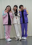 左からよしこ（ガンバレルーヤ）、Kawaguchi Yurina、まひる（ガンバレルーヤ）。