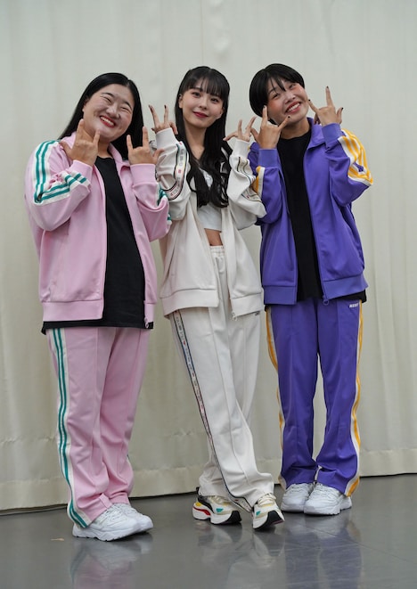 左からよしこ（ガンバレルーヤ）、Kawaguchi Yurina、まひる（ガンバレルーヤ）。