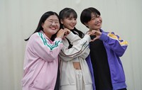 左からよしこ（ガンバレルーヤ）、Kawaguchi Yurina、まひる（ガンバレルーヤ）。