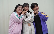 左からよしこ（ガンバレルーヤ）、Kawaguchi Yurina、まひる（ガンバレルーヤ）。