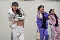 「Cheeky Cheeky」を踊るKawaguchi Yurina×ガンバレルーヤ。