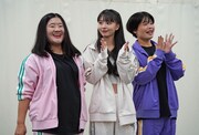 左からよしこ（ガンバレルーヤ）、Kawaguchi Yurina、まひる（ガンバレルーヤ）。