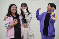 息を切らしたよしこ（左）を労うKawaguchi Yurina（中央）。