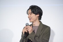 山根あんのサプライズ登場に喜ぶ松村北斗（SixTONES）。