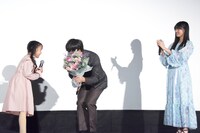 新海誠監督（中央）に花束を渡す山根あん（左）、2人を見守る原菜乃華。