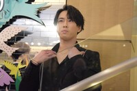 人気画像7位は「Snow Manがティファニー点灯式に登場、『T スマイル』を着けた宮舘涼太『ギフトにいかがでしょうか』」より、「T スマイル」をアピールする宮舘涼太（Snow Man）。